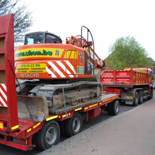 Vrachtwagen containersysteem met dieplader en hitachi 15 tons graafmachine 